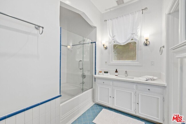 Building Photo - 8724 Shoreham Dr