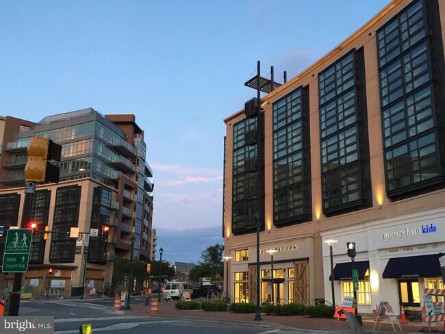 Building Photo - 4880 Chevy Chase Dr