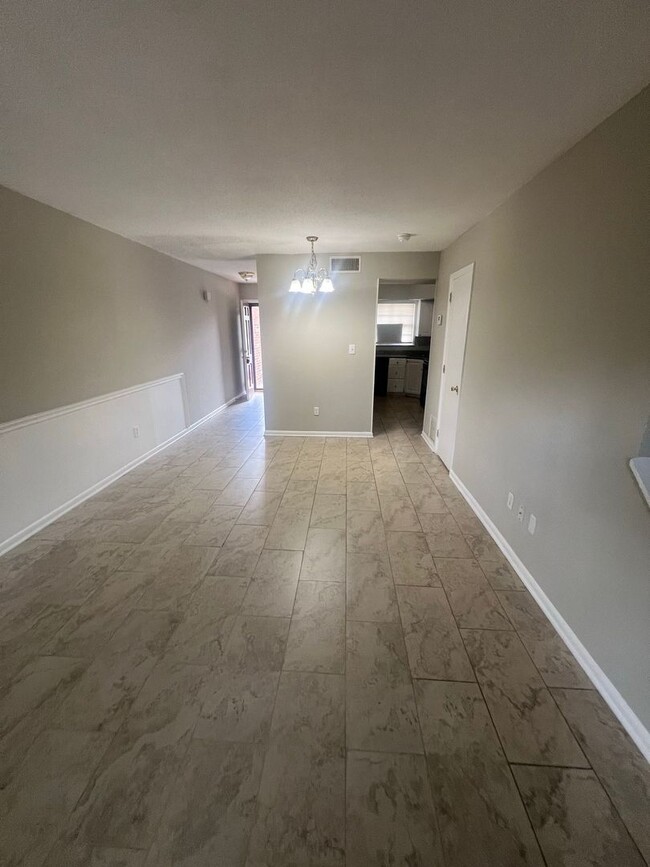 Building Photo - READY NOW!! 2 bedroom 1.5 bathroom in Snel...