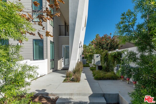 Building Photo - 3232 S Barrington Ave