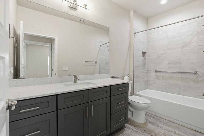 Building Photo - Villas of West 3Bed/2Bath End Unit