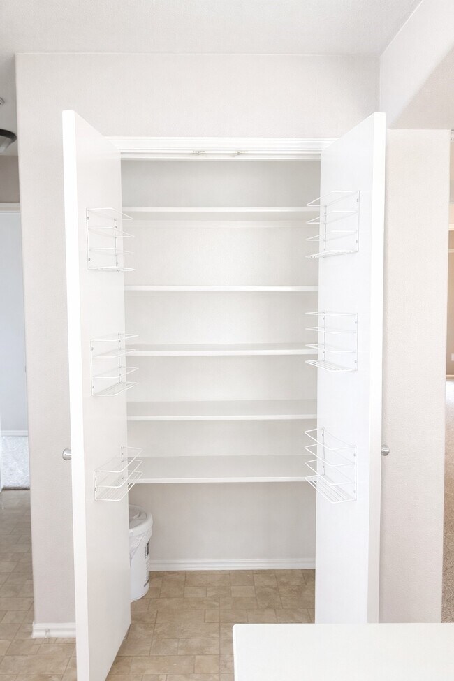 Building Photo - 1614 Wooded Acres Dr