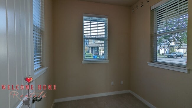 Building Photo - Beautiful open floorplan with FOUR large bedrooms and a cute office!!  AIR CONDITIONING!!!  NEW C...