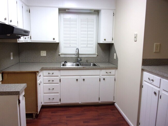 Building Photo - Beautiful 2 Bedroom Brick Ranch with Private Courtyard Patio