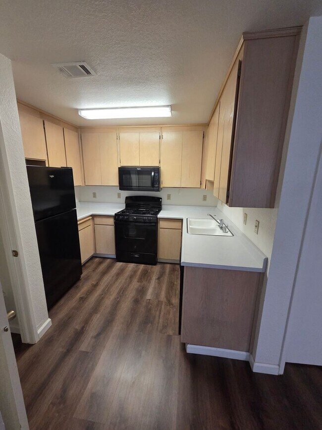 Building Photo - Turlock condo - 2 bedroom 2 bathroom Single Story