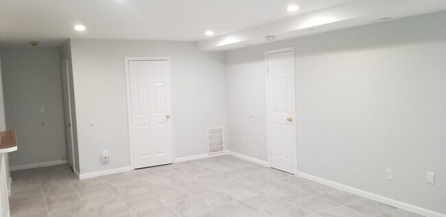 Building Photo - 307 College Dr