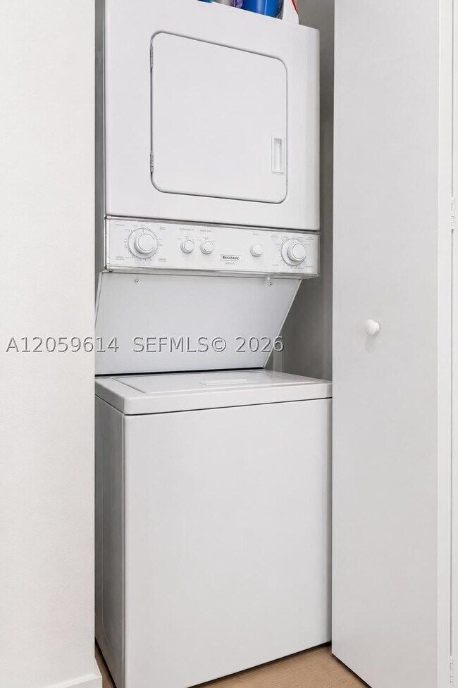 Building Photo - 2200 NE 4th Ave
