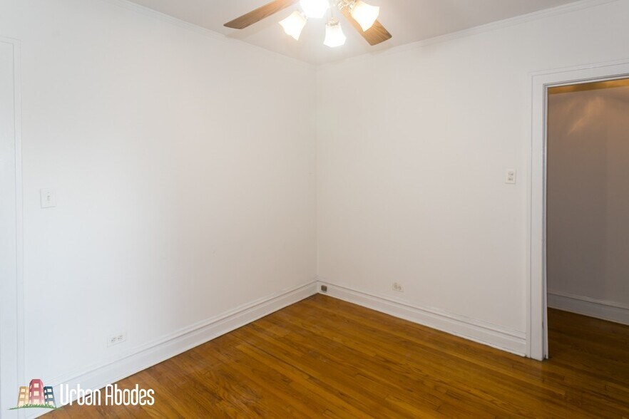 Building Photo - 1913 W Larchmont Ave