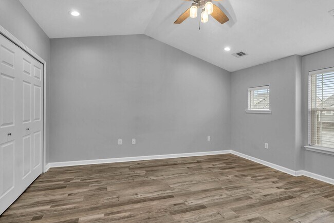 Building Photo - Move-in Ready Townhome in heart of Spring Hill