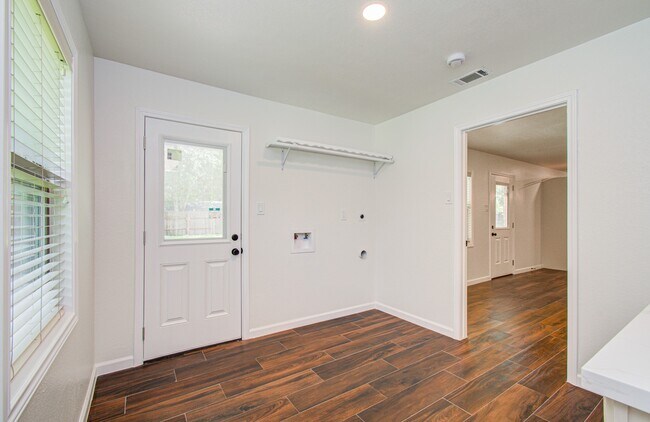 Building Photo - 6930 S Oak Bend Dr