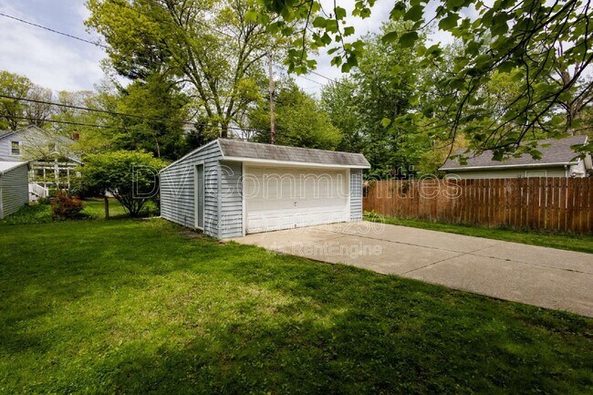 Building Photo - 1584 Maple Rd