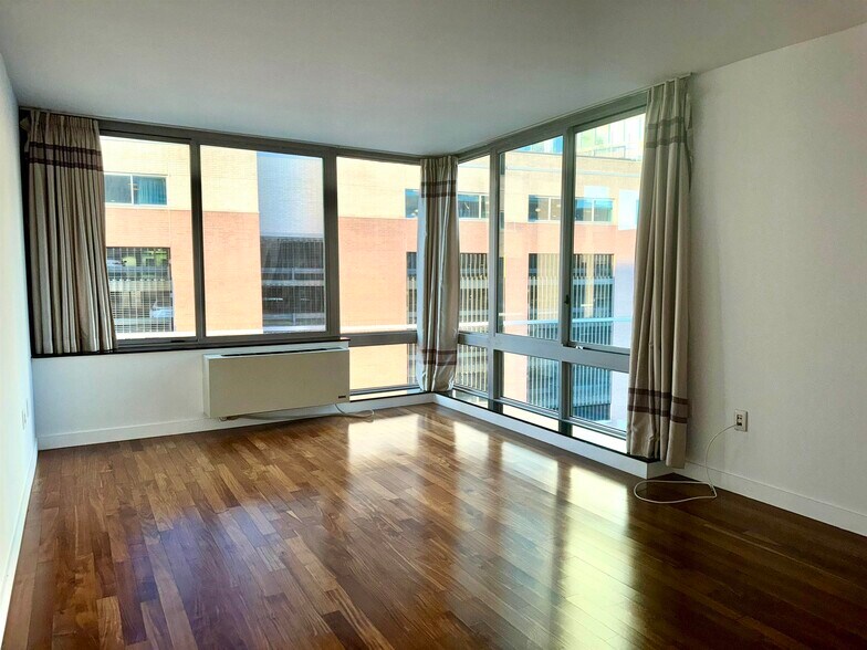 Building Photo - 25 Hudson St