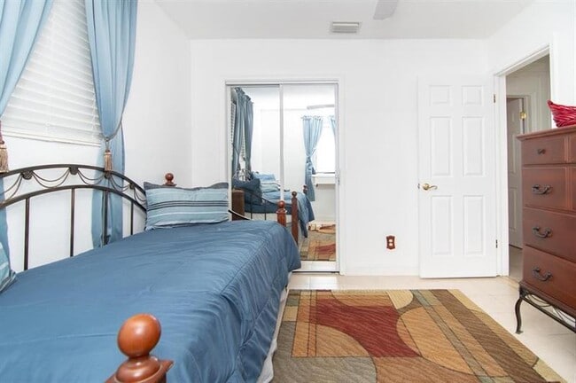 Building Photo - 6872 SW 15th St