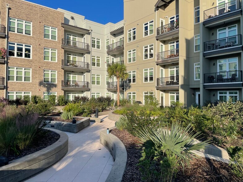 A walk through the courtyard and garden - 145 Pier View St