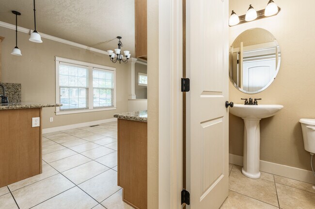 Building Photo - 994 E Winding Creek Dr