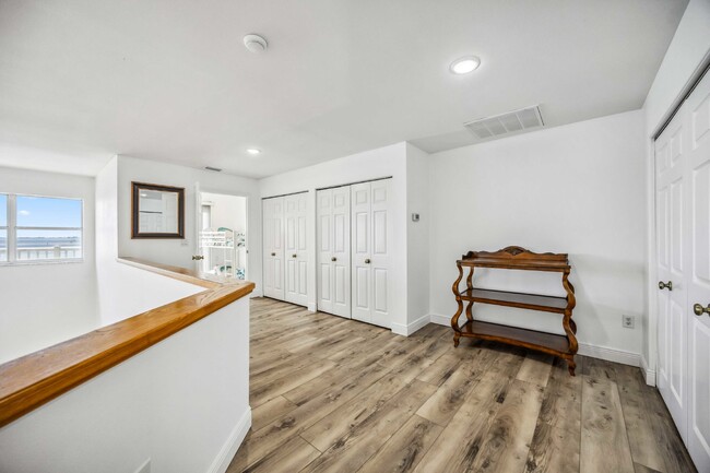 Building Photo - "Spacious 3-Bedroom Townhouse with Granite...