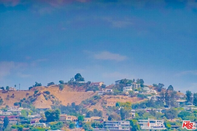 Building Photo - 435 N Oakhurst Dr