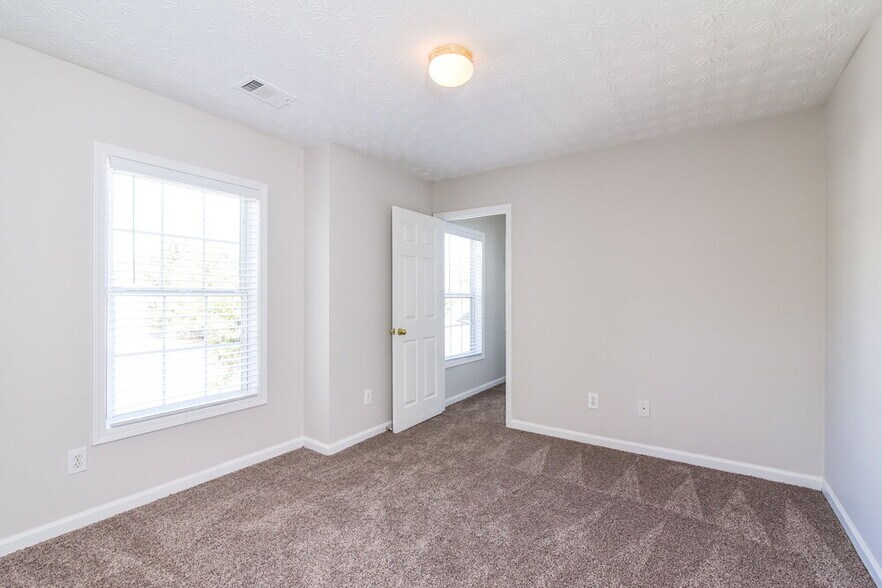 Building Photo - 425 Clairidge Ln SW