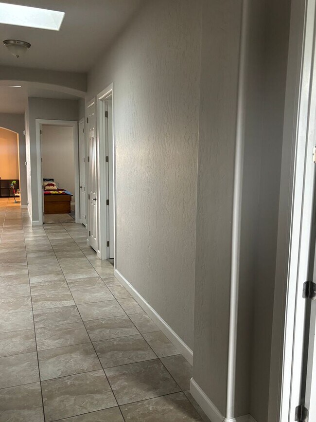 Building Photo - Charming 4 Bedroom 2.5 bath house in a Gat...