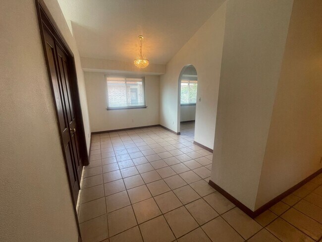 Building Photo - 3 Bedroom Near Mariposa Park in Taylor Ranch