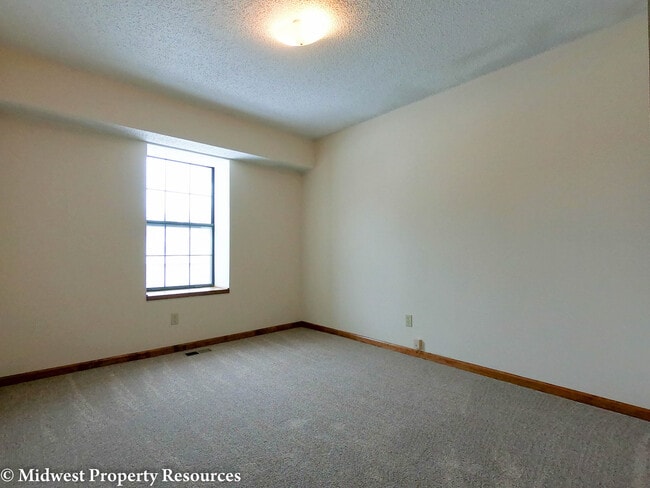 Building Photo - Clean and Fresh 3 Bedroom/2 Bath home in L...