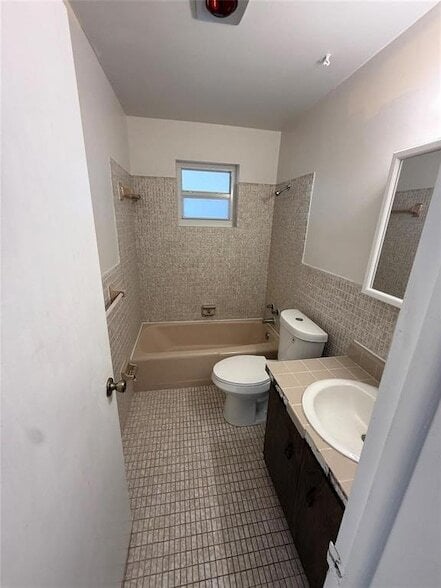 Building Photo - 1235 W River Dr