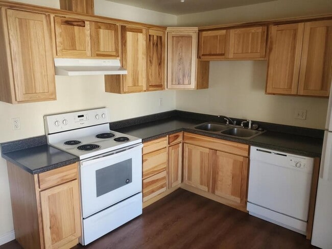 Building Photo - 444 NW D St