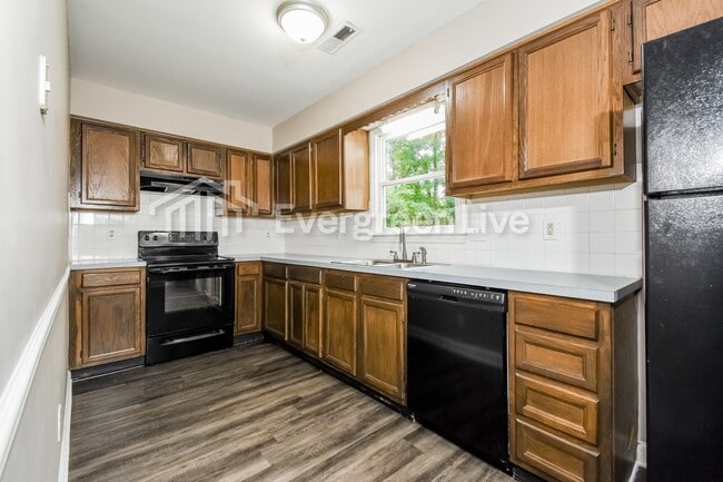 Building Photo - 245 Guinevere Ct