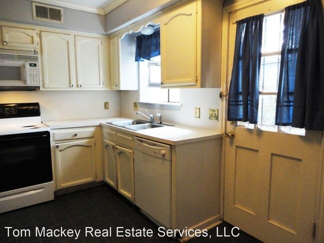 Building Photo - 2 br, 1.5 bath House - 402 LONGWOOD COURT #B