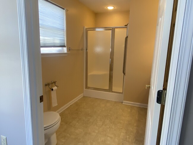 Master Bath - 110 Ladderback Ct