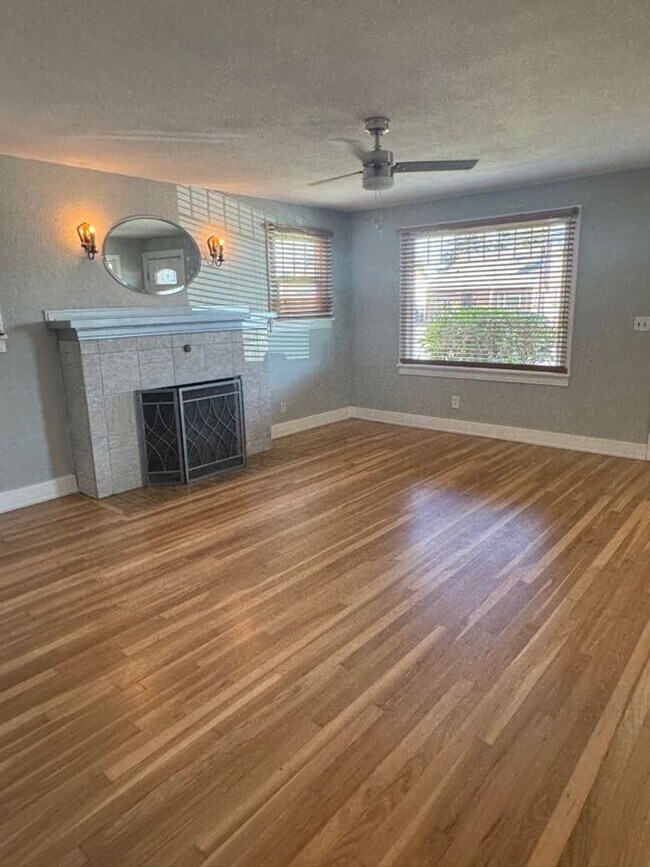 Building Photo - Charming 1920's Home with Large Backyard