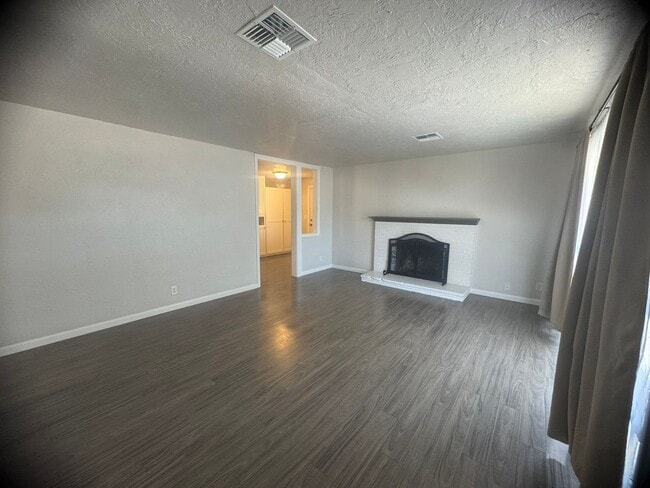 Building Photo - Great 3-Bedroom, 2-Bath Ranch Style Home w...