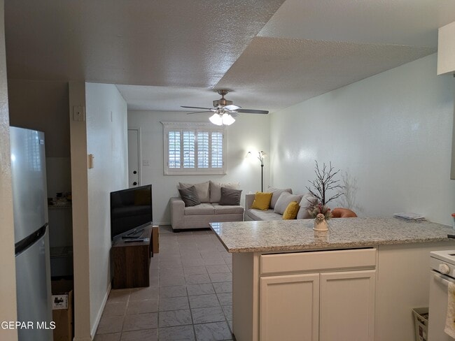 Building Photo - 709 Tays St