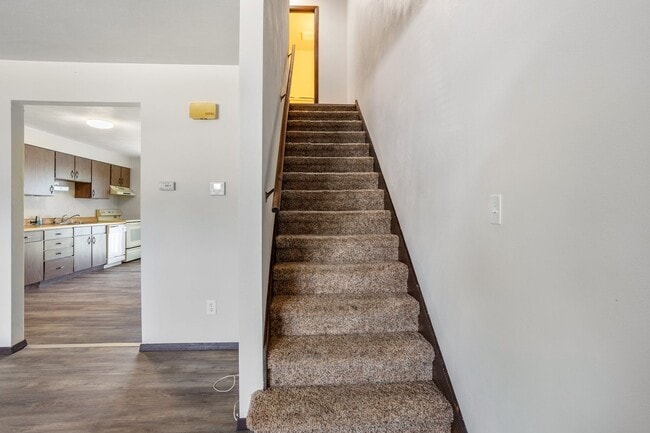 Building Photo - 1352 W Hiawatha Dr