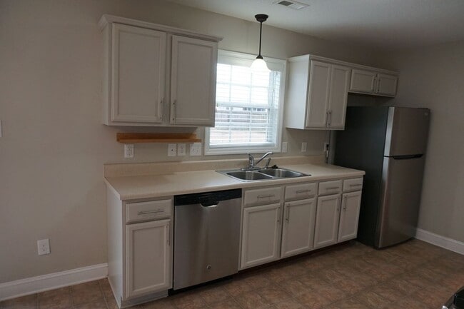 Building Photo - 3 Bedroom 2.5 Bathroom home located in Rogers Farm in Hubert!