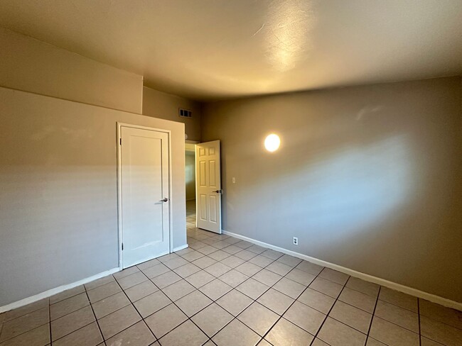 Building Photo - 3 Bedroom Home In Sacramento