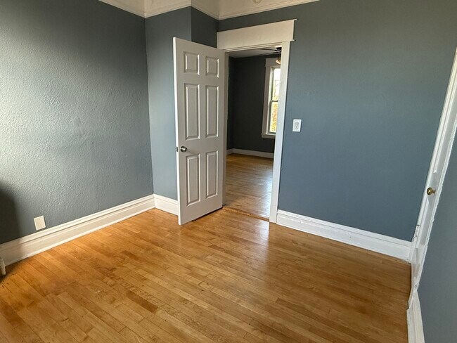 Building Photo - 4112 W Wellington Ave