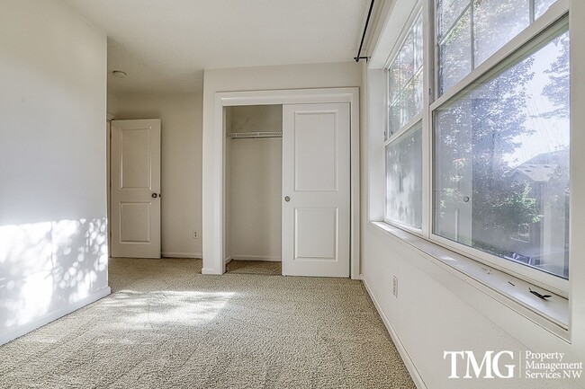 Building Photo - Lovely 3 Bed 2.5 Bath Home in Minnehaha Neighborhood!