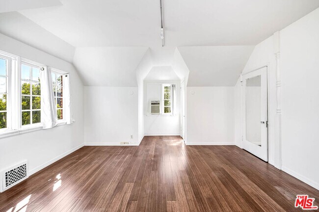 Building Photo - 2441 Glendower Ave