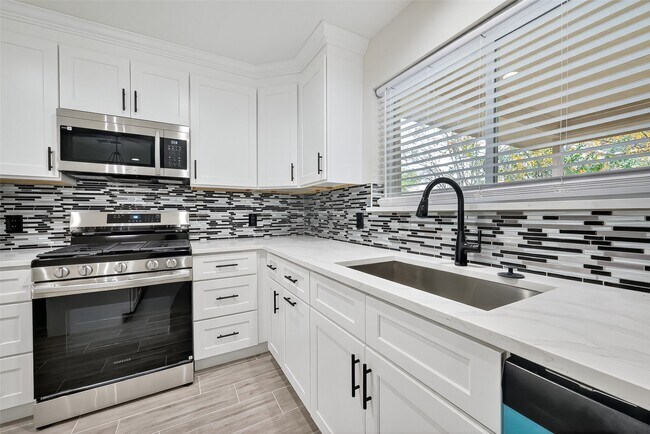 Building Photo - 16115 Little Cypress Ln