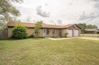 Building Photo - 3 bed 2 bath Near school/park