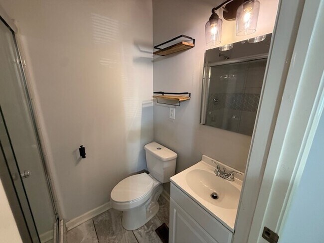Building Photo - 3 Bedrooms | 2 Bathrooms | Rosewood Area
