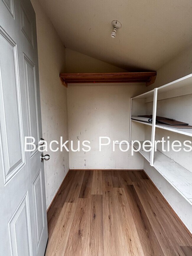 Building Photo - 15 E Acacia St