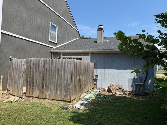 Building Photo - Fabulous Renovation!! Hermitage 1 Level Co...