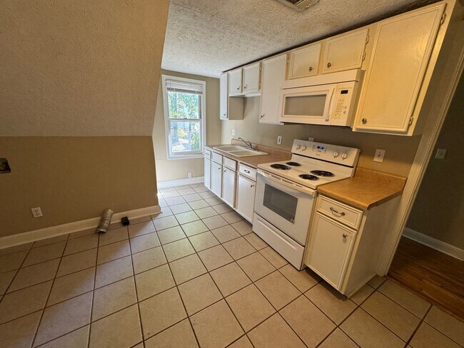 Building Photo - 1036 Park St