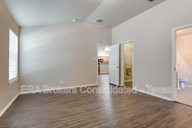 Building Photo - 130 Carmel Dr