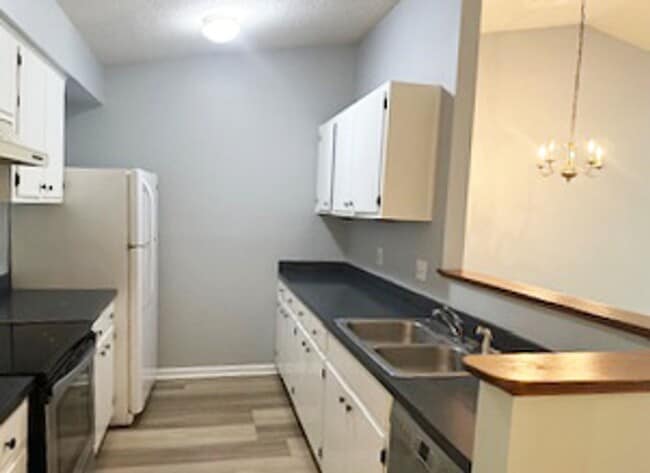 Building Photo - Adorable Duplex
