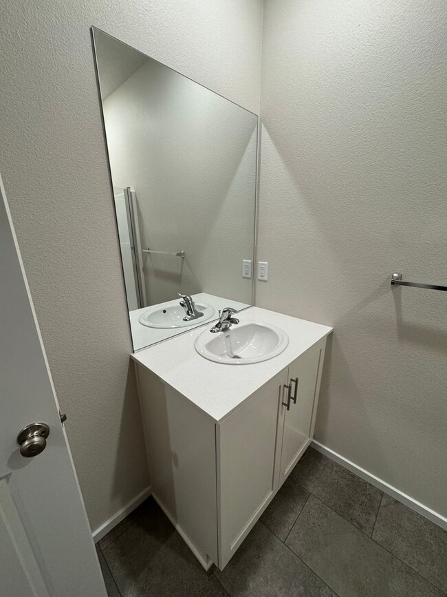 Building Photo - 5 bedroom House in Northeast Salem!