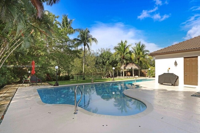 Building Photo - 3140 Fairways Dr