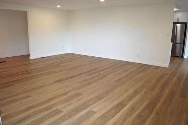 Building Photo - Crest23-25